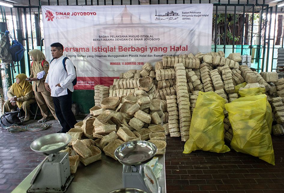 Petugas beraktivitas di dekat wadah besek bambu yang akan digunakan sebagai tempat daging kurban, di Masjid Istiqlal, Jakarta, Minggu (11/8/2019). Pempor DKI Jakarta melarang penggunaan plastik sekali pakai sebagai wadah distribusi daging kurban dan menggantinya dengan besek bambu.