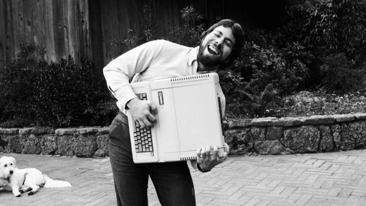 Steve Wozniak dengan perangkat Apple II