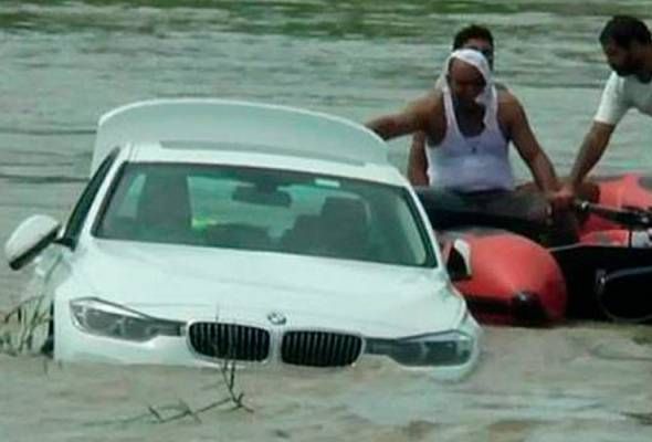 Mobil BMW hadiah orangtuanya yang diceburkan ke sungai