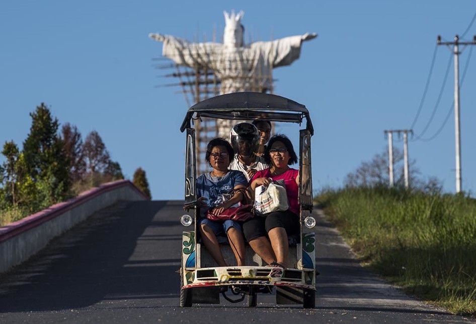 Foto dirilis Senin (12/8/2019), menunjukkan warga menggunakan jasa transportasi becak motor di Melonguane, Kepulauan Talaud, Sulawesi Utara. Meski hadir dengan perjuangan tak mudah, keberadaan BBM Satu Harga di Talaud membawa angin segar untuk perubahan dan menciptakan asa untuk memutar roda ekonomi