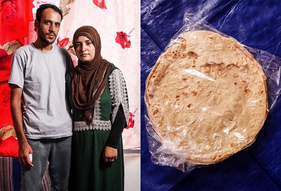 Foto dirilis Senin (13/8/2019), menunjukkan pencari suaka asal Afghanistan, Abdul Zabi (kiri) dan Nazifa (kanan) dengan roti khas dari Afghanistan di Jakarta. Sebanyak 1.081 warga negara asing pencari suaka dari 7 negara yang mengalami konflik telah tinggal di Indonesia bertahun-tahun lamanya, memen