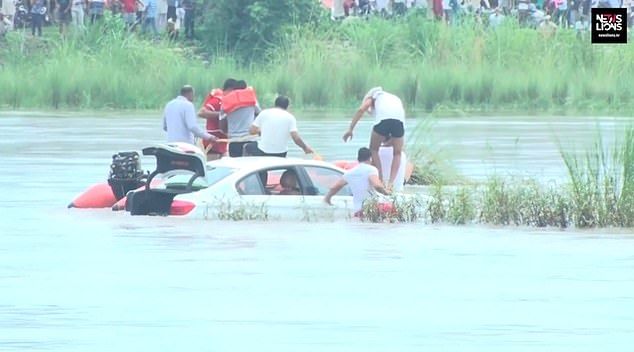 Kecewa dan Marah, Pria di India Buang Mobil BMW Hadiah Ulang Tahun ke Sungai Lantaran Ingin Jaguar, Ini Videonya