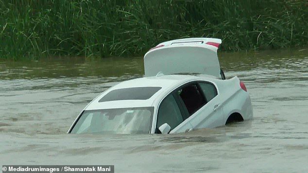 Kecewa dan Marah, Pria di India Buang Mobil BMW Hadiah Ulang Tahun ke Sungai Lantaran Ingin Jaguar, Ini Videonya