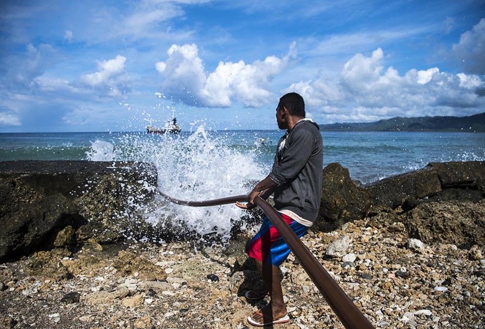 Foto dirilis Senin (12/8/2019), menunjukkan pekerja menarik selang untuk bongkar muat BBM di Beo, Kepulauan Talaud, Sulawesi Utara. Meski hadir dengan perjuangan tak mudah, keberadaan BBM Satu Harga di Talaud membawa angin segar untuk perubahan dan menciptakan asa untuk memutar roda ekonomi wilayah 