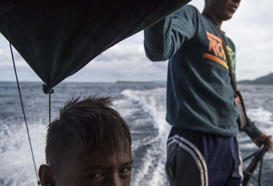 Foto dirilis Senin (12/8/2019), menunjukkan warga memakai jasa Taksi Laut untuk transportasi antar-pulau di Kepulauan Talaud, Sulawesi Utara. Meski hadir dengan perjuangan tak mudah, keberadaan BBM Satu Harga di Talaud membawa angin segar untuk perubahan dan menciptakan asa untuk memutar roda ekonom