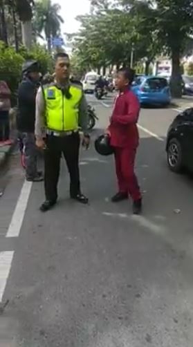 Sang anak saat membentak petugas polisi