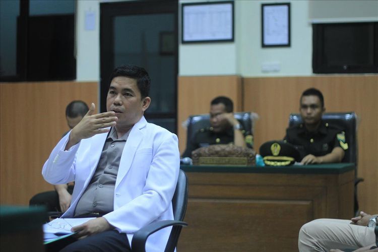 Dokter Forensik Polda Sumatera Selatan Kompol Mansyuri menjadi saksi di persidangan Prada DP yang berlangsung di Pengadilan Militer I-04 Palembang, Selasa (13/8/2019).