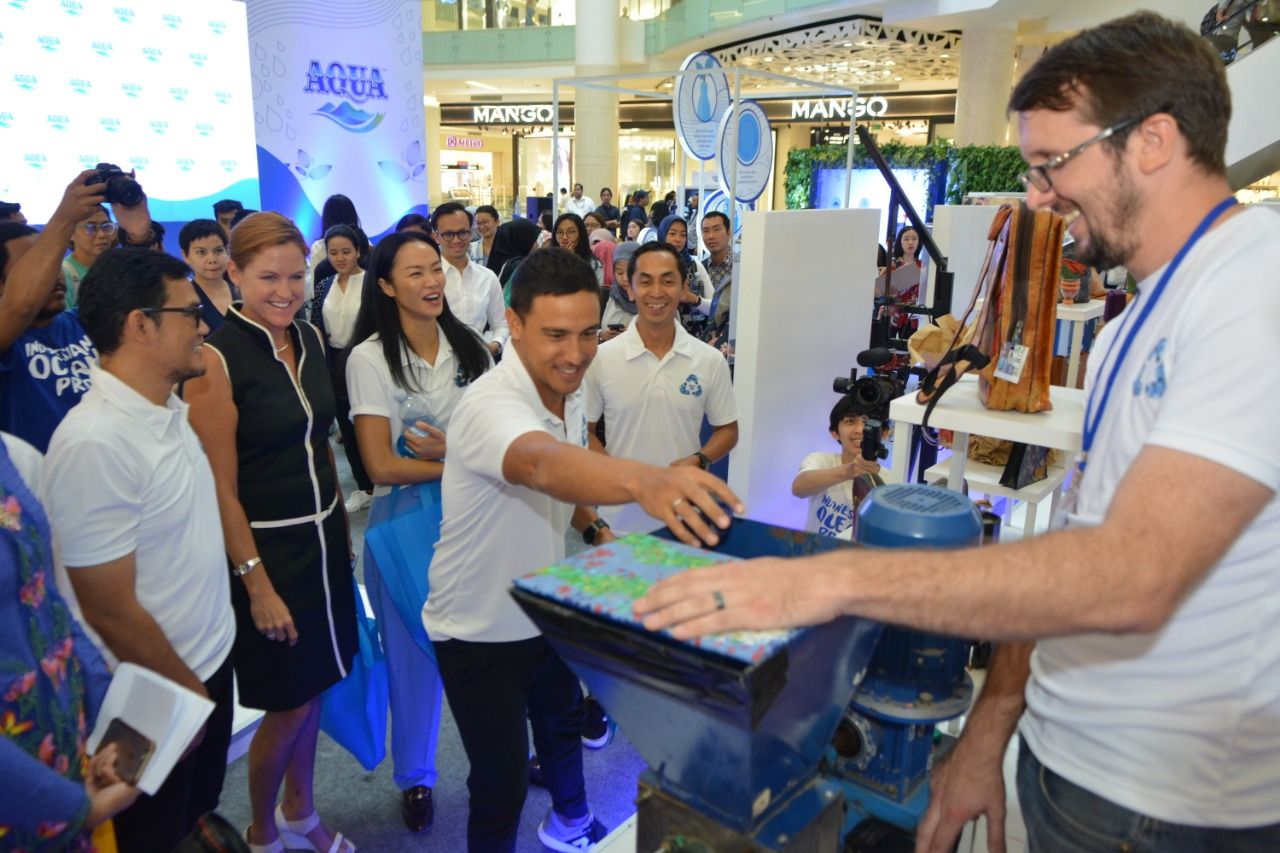 President Director Danone-AQUA Corine Tap dan Brand Partner Danone-AQUA Hamish Daud turut mencoba alat pencacah plastik dalam Pameran #BijakBerplastik.