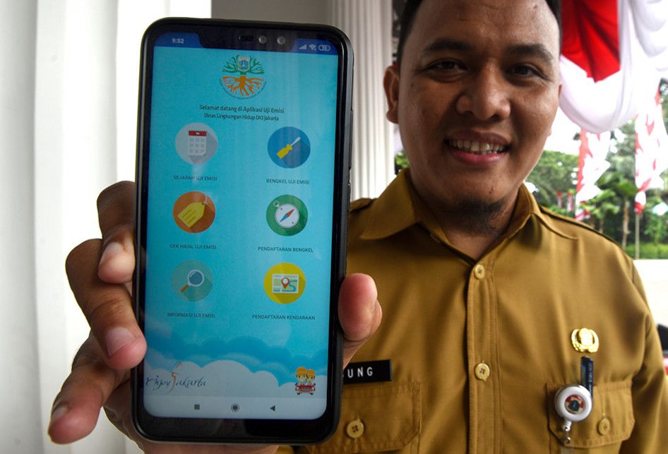 Seorang petugas menunjukan aplikasi e-Uji Emisi kendaraan saat peluncuran di Balai Kota DKI Jakarta, Selasa (13/8/2019). Pemprov DKI Jakarta meluncurkan aplikasi e-Uji Emisi untuk mempermudah masyarakat melakukan uji emisi kendaraan.