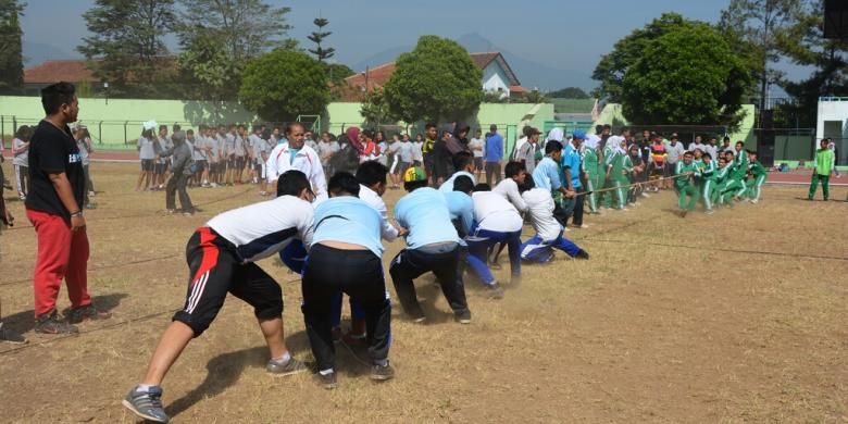 Lomba Olah Raga Tradisional/Rekreasi tingkat SMA dan SMP tingkat Kota Salatiga di Lapangan