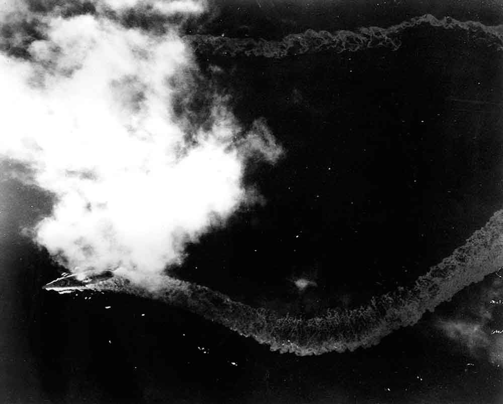 Yamato mencoba menghindari serangan US Navy dengan gerakan zig-zag