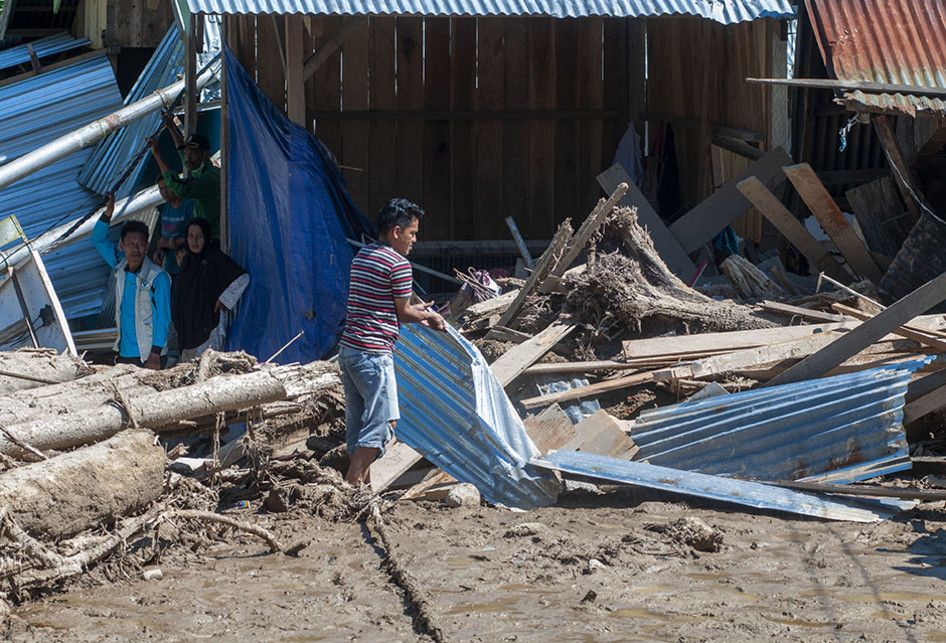 Warga mengumpulkan barang-barangnya yang masih bisa digunakan pascabanjir bandang di Desa Namo, Kecamatan Kulawi, Kabupaten Sigi, Sulawesi Tengah, Rabu (14/8/2019). Banjir bandang yang menerjang wilayah itu pada Selasa (13/8/2019) malam mengakibatkan puluhan rumah rusak berat dan hilang serta akses 