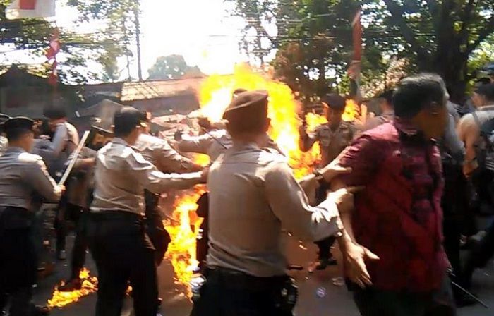 Empat aggota Polres Cianjur terbakar saat jalankan tugas pengamanan demo di depan kantor Pemkab Cianjur (15/8/2019).