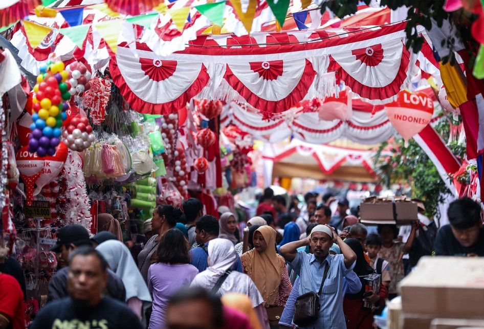 Suasana penjualan pernak pernik aksesoris kemerdekaan RI di Pasar Jatinegara, Jakarta Timur, Rabu (14/8/2019). Menjelang peringatan Hari Kemerdekaan Republik Indonesia pada 17 Agustus mendatang, pasar Jatinegara dipenuhi oleh masyarakat.