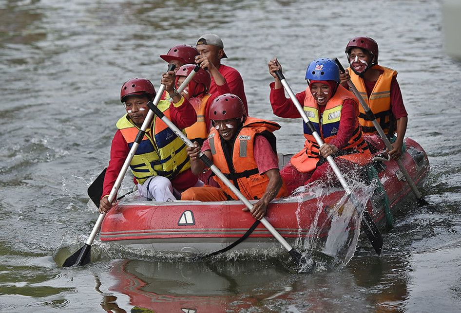 Sejumlah peserta mendayung perahu dalam perlombaan di Sungai Ciliwung, Pasar Baru, Jakarta Pusat, Jumat (16/8/2019). Pemerintah Kota Administrasi Jakarta Pusat menggelar lomba balap perahu dayung antar instansi untuk memeriahkan HUT Ke-74 Kemerdekaan RI.