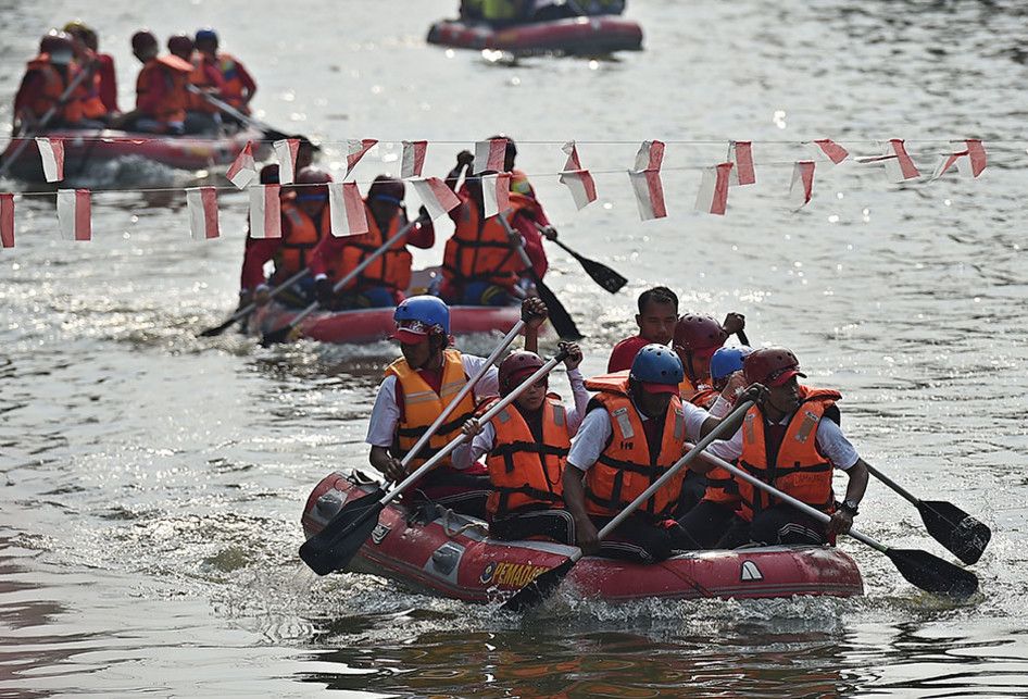 Sejumlah peserta mendayung perahu dalam perlombaan di Sungai Ciliwung, Pasar Baru, Jakarta Pusat, Jumat (16/8/2019). Pemerintah Kota Administrasi Jakarta Pusat menggelar lomba balap perahu dayung antar instansi untuk memeriahkan HUT Ke-74 Kemerdekaan RI.