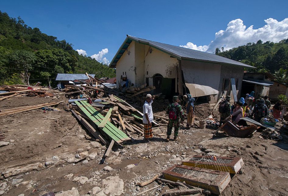 Warga bersama anggota TNI mengevakuasi barang-barang yang masih bisa diselamatkan pascabanjir bandang di Desa Namo, Kecamatan Kulawi, Kabupaten Sigi, Sulawesi Tengah, Rabu (14/8/2019). Banjir bandang yang menerjang wilayah itu pada Selasa (13/8/2019) malam mengakibatkan puluhan rumah rusak berat dan