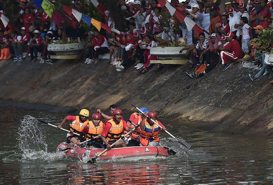 Sejumlah peserta mendayung perahu dalam perlombaan di Sungai Ciliwung, Pasar Baru, Jakarta Pusat, Jumat (16/8/2019). Pemerintah Kota Administrasi Jakarta Pusat menggelar lomba balap perahu dayung antar instansi untuk memeriahkan HUT Ke-74 Kemerdekaan RI.