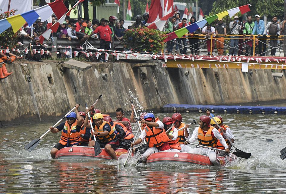 Peserta mengayuh dayung saat mengikuti lomba dayung di Kali Ciliwung, Pasar Baru, Jakarta, Jumat (16/8/2019). Lomba dayung perahu karet tersebut dalam rangka memeriahkan Hari Ulang Tahun ke-74 Kemerdekaan Republik Indonesia.