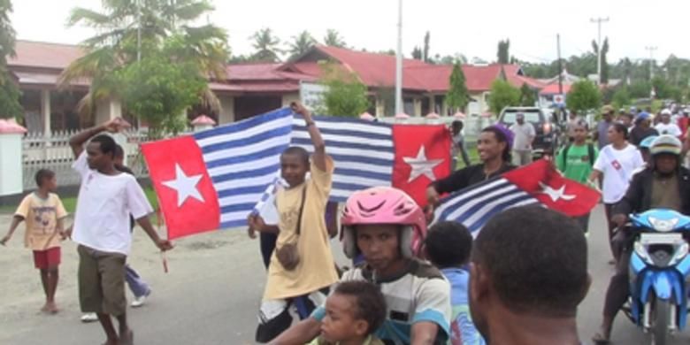Ilustrasi: Sejumlah massa dari masyarakat Papua yang membentangkan bendera bintang Bintang kejora lambang OPM dalam aksi unjuk rasa.