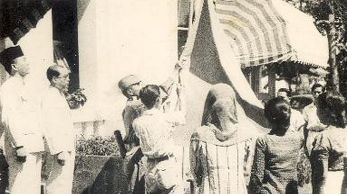 Penaikan bendera pusaka sesudah dibatjakan teks proklamasi, 17 Agustus 1945.