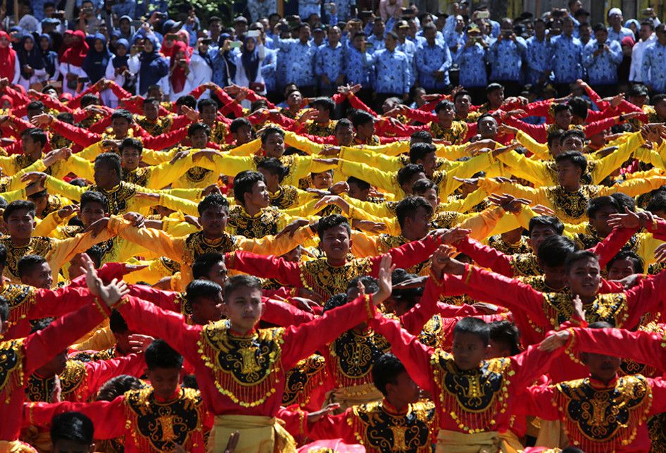 Penari menampilkan tarian tradisional Rapai Geleng massal di lapangan Persada Blangpidie, Aceh Barat Daya, Aceh, Sabtu (17/8/2019). Tarian tradisional Rapai Geleng massal yang diikuti 2019 penari dilaksanakan untuk memeriahkan HUT ke-74 Kemerdekaan Republik Indonesia.