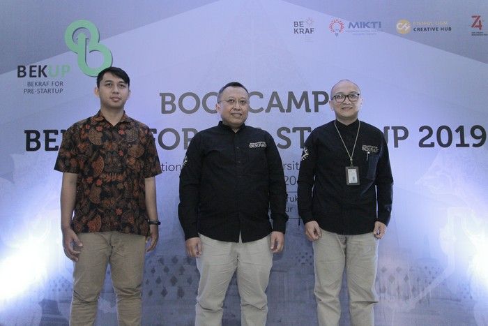  Narasumber Program Bekup, Fathin Naufal (Mentor BEKUP, General Manager Amikom Business Park, Muhammad Neil El Himam (Direktur Infrastruktur TIK Bekraf), dan Menhariq Noor (Kepala Sub Direktorat Perancangan TIK Bekraf)