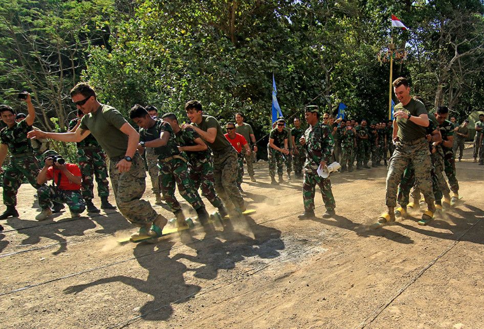 Prajurit Korps Marinir TNI AL dan Marinir Amerika Serikat (USMC) mengikuti perlombaan balap bakiak memeriahkan HUT ke-74 Kemerdekaan RI di Hutan Selogiri, Ketapang, Banyuwangi, Jawa Timur, Sabtu (17/8/2019). Gelaran perlombaan menyemarakkan Hari Kemerdekaan Indonesia oleh prajurit yang tergabung dal