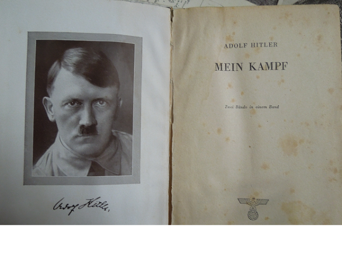 Buku Mein Kamf yang ditulis oleh Adolf Hitler