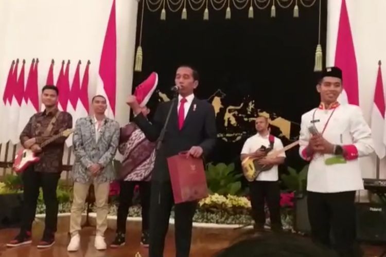 Jokowi memberikan sepatu miliknya kepada anggota Paskibraka