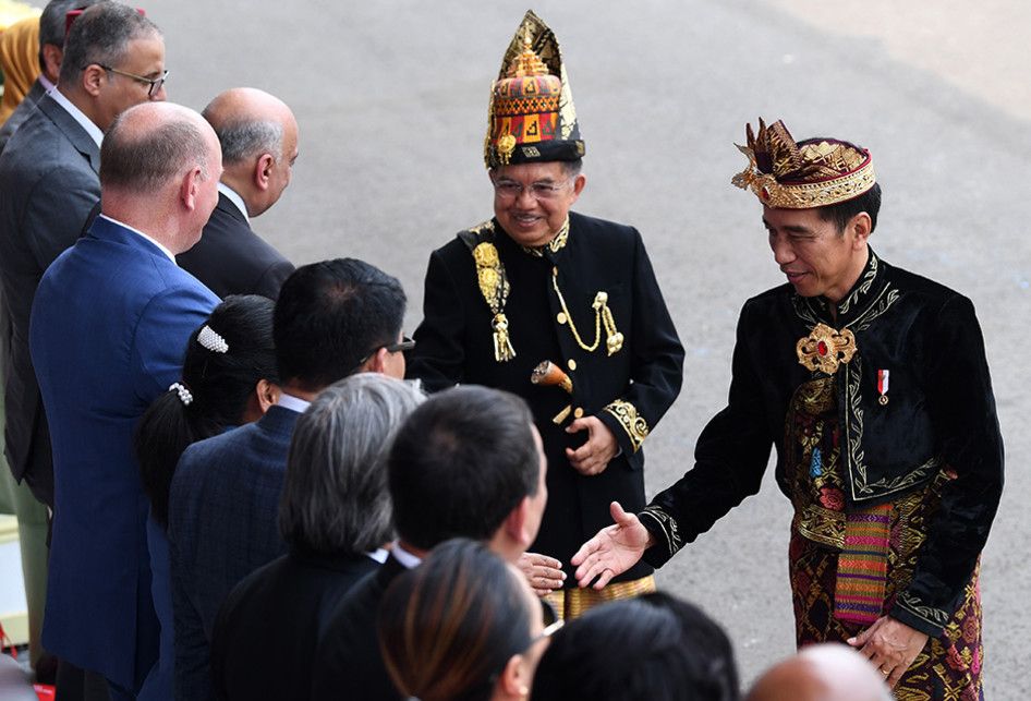 Presiden Joko Widodo (kanan) bersama Wakil Presiden Jusuf Kalla menyalami tamu undangan seusai memimpin Upacara Peringatan Detik-Detik Proklamasi Kemerdekaan Indonesia ke-74 Tahun 2019 di Istana Merdeka, Jakarta, Sabtu (17/8/2019). Peringatan HUT RI tersebut mengangkat tema SDM Unggul Indonesia Maju