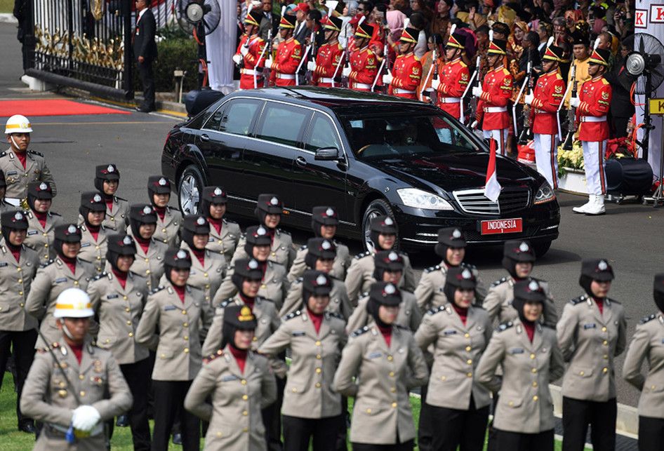 Mobil yang membawa Presiden Joko Widodo bersama Ibu Negara Iriana Joko Widodo dan Wakil Presiden Jusuf Kalla serta Ibu Mufidah Jusuf Kalla memasuki halaman Istana Merdeka sebelum Upacara Peringatan Detik-Detik Proklamasi Kemerdekaan Indonesia ke-74 Tahun 2019 di Jakarta, Sabtu (17/8/2019). Peringatan HUT RI tersebut mengangkat tema SDM Unggul Indonesia Maju.