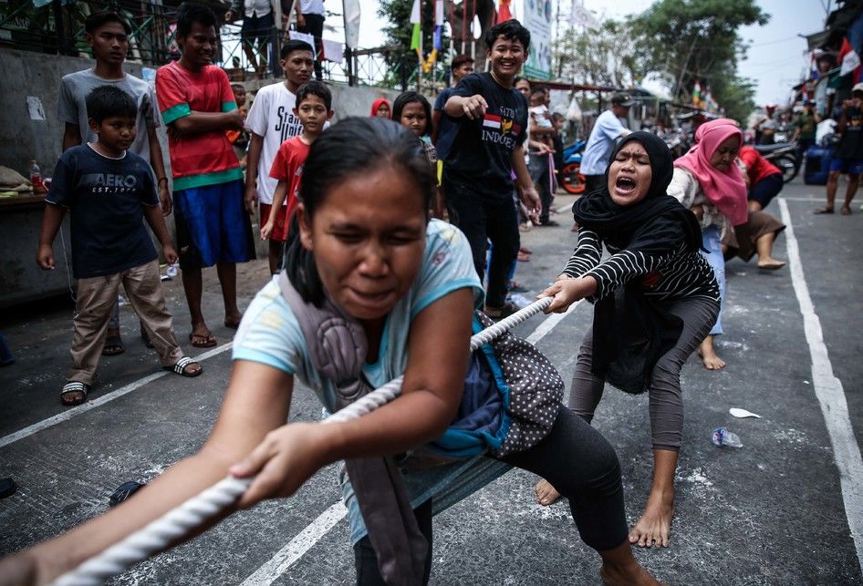 Warga mengikuti lomba tarik tambang untuk memeriahkan HUT ke-74 Kemerdekaan RI di kawasan Petamburan, Tanah Abang, Jakarta, Sabtu (17/8/2019).
