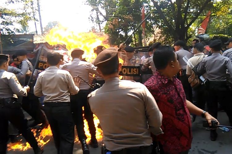 Detik-detik api membesar dan melukai empat orang anggota polisi dalam aksi unjukrasa gabungan elemen mahasiswa di Cianjur, Jawa Barat, Kamis (15/08) siang yang berujung ricuh.