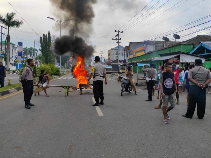 Kondisi jalan Yos Sudarso Sanggeng, Manokwari, Papua Barat, Senin (19/8/2019) pagi. Aksi blokade warga menyusul dugaan rasis terhadap mahasiswa Papua di Surabaya dan Malang, belum lama ini. 