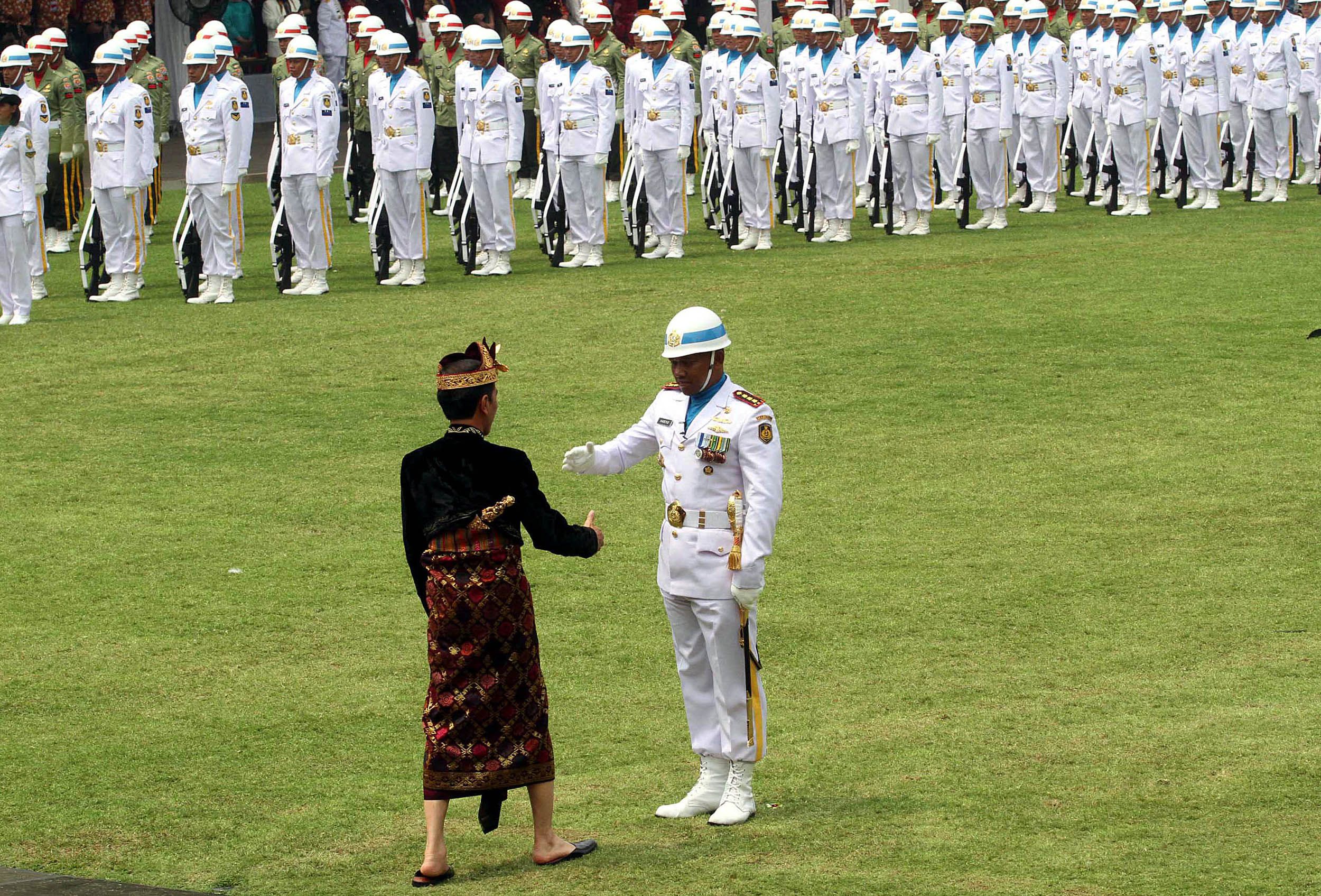 Presiden Joko Widodo menghampiri dan menyalami Komandan Upacara Peringatan Detik-detik Proklamasi, Kolonel Laut (P) Hariyo Poernomo (kanan), di Istana Merdeka, Jakarta, Sabtu (17/8/2019). WARTA KOTA/HENRY LOPULALAN