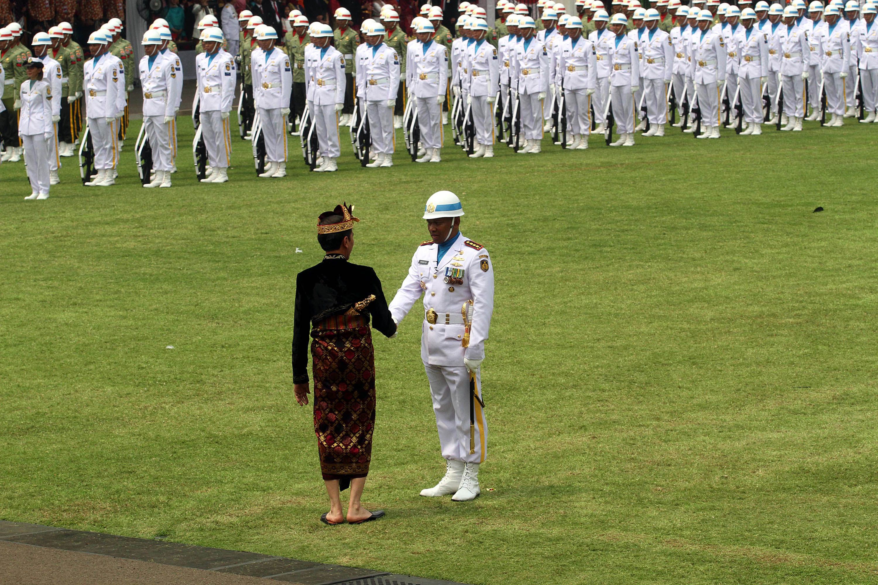 Presiden Joko Widodo menghampiri dan menyalami Komandan Upacara Peringatan Detik-detik Proklamasi, Kolonel Laut (P) Hariyo Poernomo (kanan), di Istana Merdeka, Jakarta, Sabtu (17/8/2019). WARTA KOTA/HENRY LOPULALAN