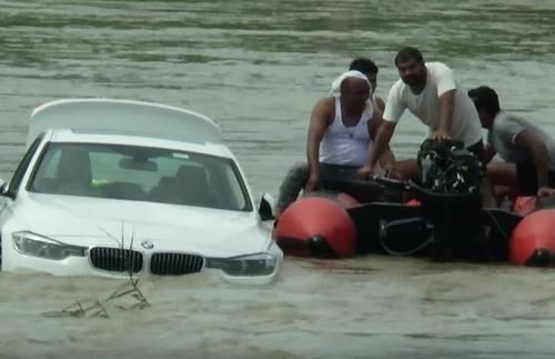 Inginkan Mobil Jaguar, Remaja di India Ini Nekat Dorong BMW Baru ke Sungai, Lihat Video Kisahnya!