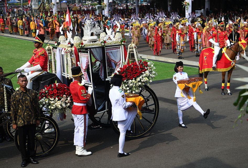 Pasukan Pengibar Bendera Pusaka (Paskibraka) membawa duplikat bendera pusaka sebelum Upacara Peringatan Detik-Detik Proklamasi 1945 di Istana Merdeka, Jakarta, Sabtu (17/8/2019). Peringatan HUT RI tersebut mengangkat tema SDM Unggul Indonesia Maju.