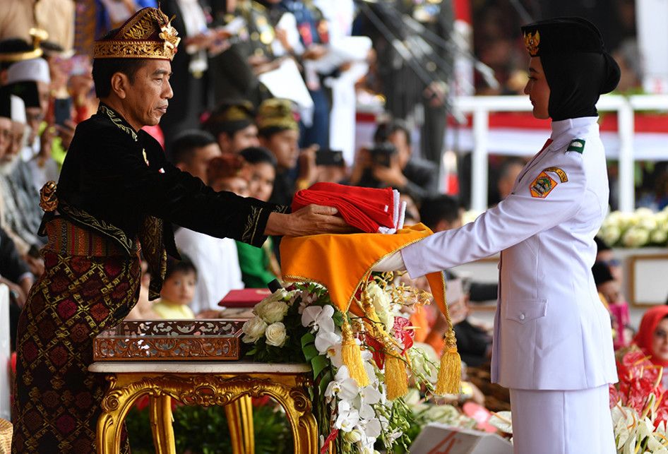 Presiden Joko Widodo menyerahkan bendera kepada Pasukan Pengibar Bendera Pusaka (Paskibraka) saat Upacara Peringatan Detik-Detik Proklamasi 1945 di Istana Merdeka, Jakarta, Sabtu (17/8/2019). Peringatan HUT RI tersebut mengangkat tema 