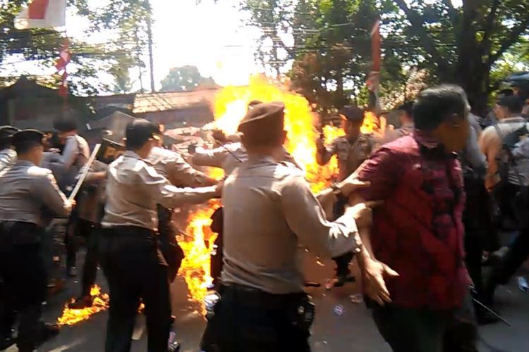 Detik-detik api membesar dan melukai empat orang anggota polisi dalam aksi unjukrasa gabungan elemen mahasiswa di Cianjur, Jawa Barat, Kamis (15/08) siang yang berujung ricuh.