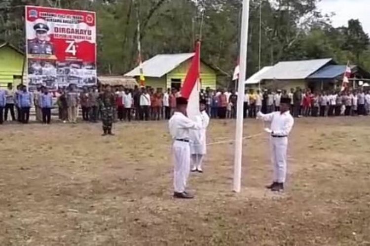 Warga suku Mausu Ane di pedalaman Pulau Seram, Maluku ikut memperingati upacara HUT kemerdekaan RI ke 74 di wilayah tersebut, Sabtu (17/8/2019)