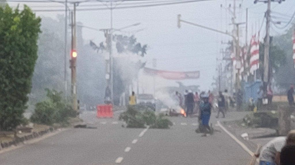 Perempatan lampu merah Sanggeng lumpuh akibat blokade jalan, Senin (19/8/2019).