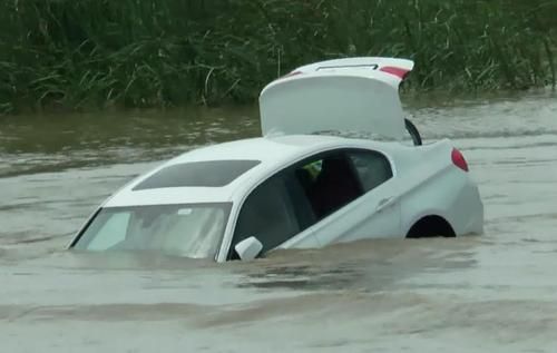 Inginkan Mobil Jaguar, Remaja di India Ini Nekat Dorong BMW Baru ke Sungai, Lihat Video Kisahnya!