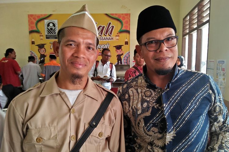 Asadullah alias Sumarno (kiri) usai pelaksanaan upacara bendera 17 Agustus di asrama Yayasan Lingkar Perdamaian (YLP), di Desa Tenggulun, Kecamatan Solokuro, Lamongan.