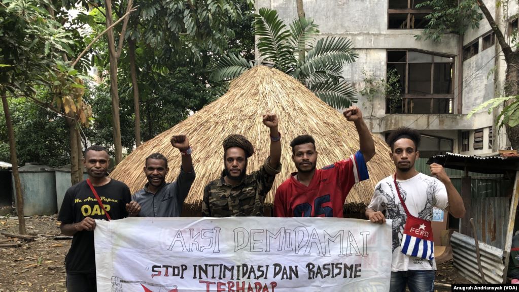 Ikatan Mahasiswa Papua di Sumatera Utara menggelar protes atas aksi diskriminasi dan rasisme terhadap mahasiswa di Surabaya, Senin, 19 Agustus 2019. 