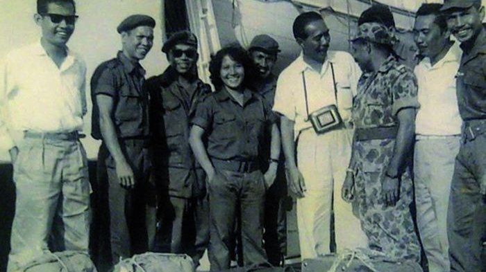 Herlina Kasim dan tentara Indonesia.