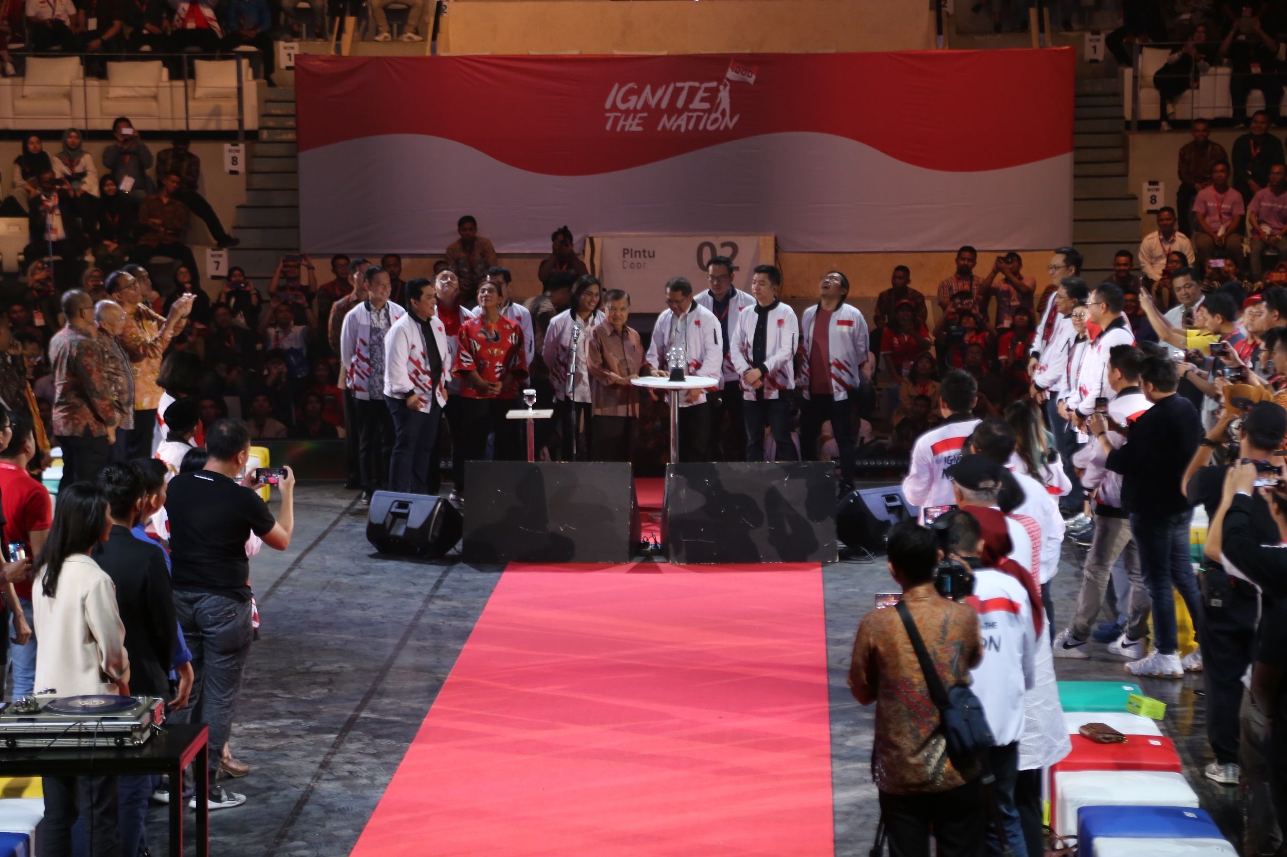 Wakil Presiden Jusuf Kalla dan sejumlah tokoh lainnya dalam peluncuran Gerakan Nasional 1.000 Startup Digital di Istora Senayan (18/8/2019)