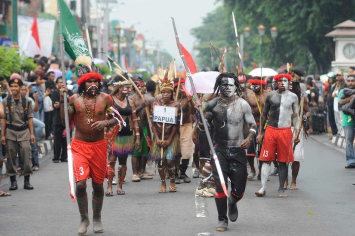 Peringatan 100 Hari Gus Dur --- Mahasiswa asal Papua  mengikuti karnaval budaya untuk memperingati 100 hari meninggalnya Abdurrahman Wahid atau Gus Dur di Jalan Malioboro Yogyakarta, Sabtu (10/4). Dalam karnaval budaya yang dimotori oleh Kaum Muda Nahdlatul Ulama Yogyakarta tersebut ditampilkan atra