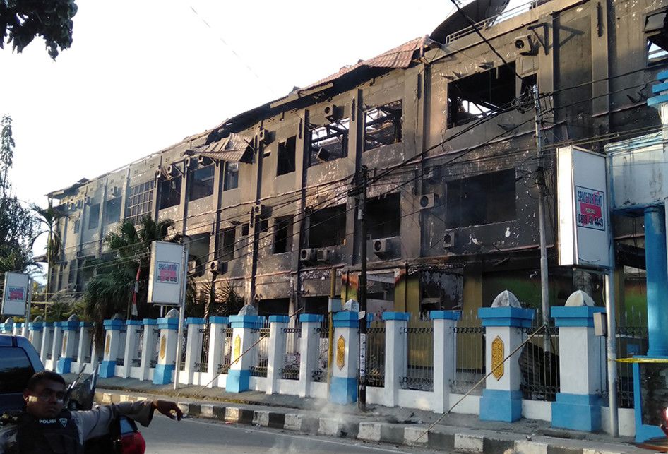 Kondisi gedung Majelis Rakyat Papua yang terbakar pascakerusuhan di Manokwari, Papua Barat, Senin (19/02/2019). Suasana Manokwari mulai kondusif pascaaksi kerusuhan akibat kemarahan atas peristiwa yang dialami mahasiswa asal Papua di Surabaya, Malang dan Semarang.